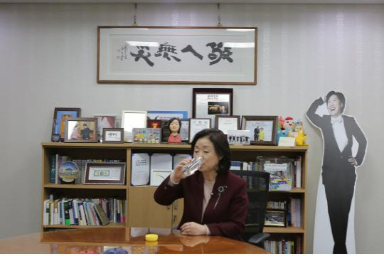 "수돗물텀블러 사용 나부터 합니다" 캠페인 참여 중인 심상정 의원